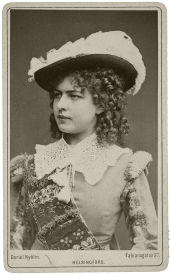 Fanny Grahn (1862–1921, g. Sinebrychoff) i rollen som den unge kungen i Kung Carls jagt.